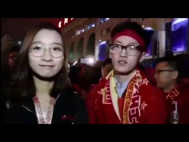 还记得国足输球后采访球迷的女记者吗 场面太尴尬了